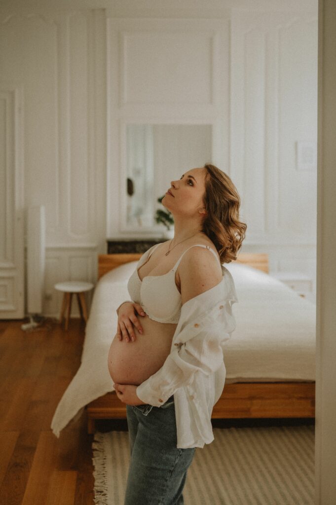 Séance photo de grossesse dans un appartement à Besançon